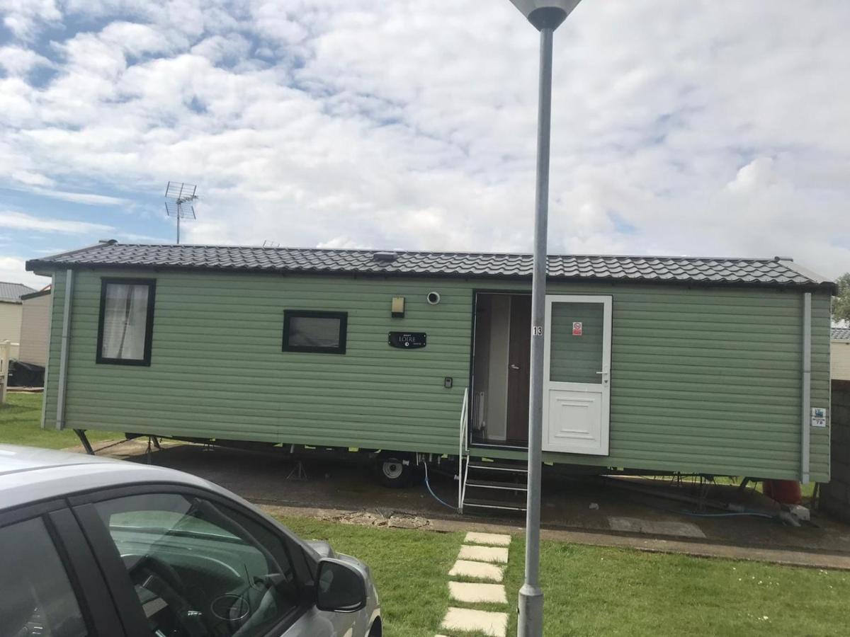 Готель Swift Loire Jaywick Sands Екстер'єр фото